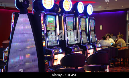 Les machines à sous de cotes fixes à l'intérieur d'une salle de bingo Banque D'Images