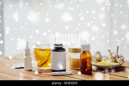 La drogue, thermomètre, le miel et une tasse de thé sur bois Banque D'Images