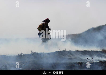 Le pompier regarde la zone brûlée de Soberanes le contrôle des incendies pour les points chauds. Le feu de Soberanes situé dans la forêt nationale de Los Padres en Californie a commencé le 22 juillet 2016 par un feu de camp illégal. Le feu de Soberanes a consommé 86,294 acres. Photo du service forestier des États-Unis. Banque D'Images