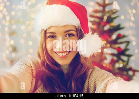 Femme heureuse de prendre de l'arbre de Noël plus de selfies Banque D'Images