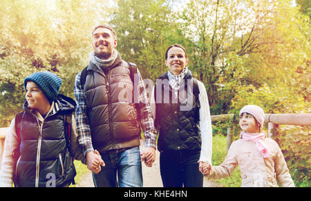 Famille heureuse avec sacs à dos randonnée Banque D'Images