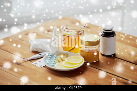 La drogue, thermomètre, le miel et une tasse de thé sur bois Banque D'Images