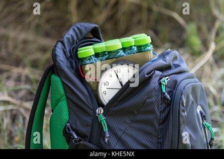 Close-up of timed bombe dans le sac à dos. explosif dangereux en pack sur fond herbeux. Banque D'Images
