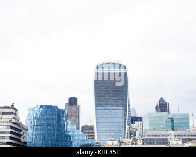 Londres, Royaume-Uni. 20 Fenchurch Street (le bâtiment) talkie walkie entouré par d'autres bâtiments dans la ville. Banque D'Images