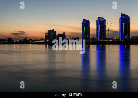 Le paysage pittoresque de la ville nocturne et la rivière avec la réflexion des lumières dans l'eau, tourné sur une longue exposition Banque D'Images