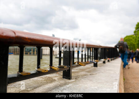 Londres, Royaume-Uni. Ligne cadenas une clôture près de la Tate Modern sur la rive sud de la Tamise. Banque D'Images