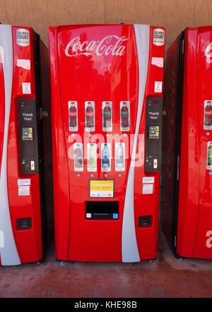 Distributeurs automatiques coca cola dans une rangée à un centre commercial en Floride, USA Banque D'Images