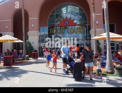 Famille de quitter le food court à Vineland Premium Outlets, Orlando, Floride, USA Banque D'Images