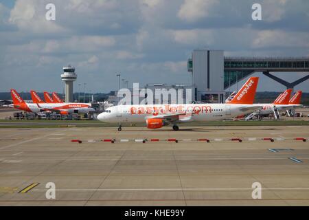 Easyjet avion sur le tarmac de l'aéroport Gatwick de Londres en Angleterre, Royaume-Uni Banque D'Images