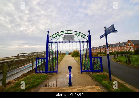 Blue metal porte d'entrée de parc Martello sur le front de mer à Felixstowe, Suffolk. Banque D'Images