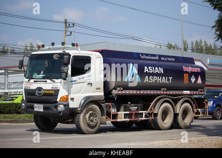 Chiang Mai, Thaïlande - 29 octobre 2017 : l'Asphalte Asphalte asiatique de camion transport company. photo road no.11, à 20 km environ du centre-ville, la Thaïlande. Banque D'Images