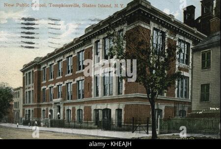 Carte postale d'une photographie teintée d'un nouveau bâtiment d'école publique à Tompkinsville, la structure de trois étages est composée de briques et de grandes fenêtres, l'école est située entre d'autres maisons sur le même bloc, les élèves peuvent être vus en uniforme à l'extérieur de l'entrée de l'édifice, Staten Island, New York, 1900. De la bibliothèque publique de New York. Banque D'Images