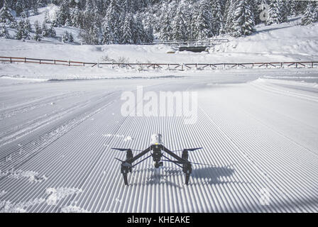 DJI inspire 1 Drone allumé et prêt à prendre l'avion dans les montagnes enneigées de Bulgarie Banque D'Images