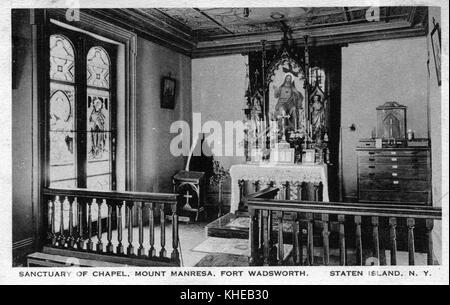 Une vieille carte postale du sanctuaire à l'intérieur de la chapelle du mont Manresa, une vue angulaire montrant des images montées sur un autel, une fenêtre en vitrail sur le côté gauche, et de courtes rampes en bois bordant l'avant, fort Wadsworth, Staten Island, New York, 1900. De la bibliothèque publique de New York. Banque D'Images