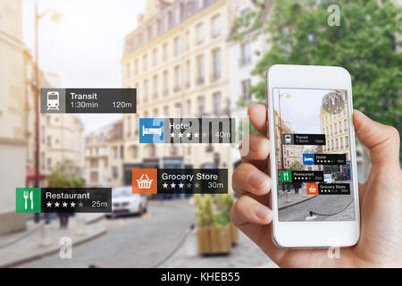 La réalité augmentée (ar) technologies de l'information sur les entreprises et services sur l'écran du smartphone ou client guide de touriste dans la ville, proche-u Banque D'Images
