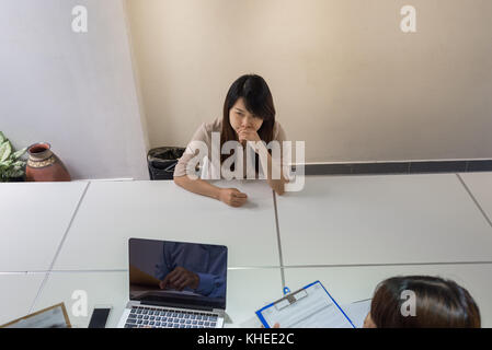 Candidat se sent nerveux et timides dans l'entrevue Banque D'Images