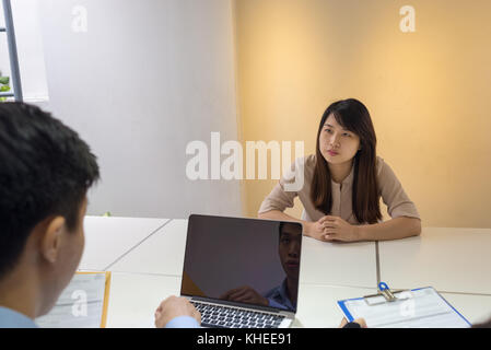 Jeune candidat asiatique répondront aux questions de l'intervieweur Banque D'Images
