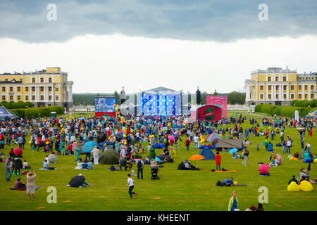 Les gens assistent à un concert en plein air sur le International Jazz Festival 'U. Banque D'Images