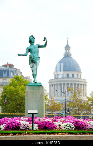 Paris, France. Jardin du Luxembourg (6ème Arr) 'l'acteur Grec' (1868: Charles-Arthur Bourgeois) Dôme du Panthéon derrière Banque D'Images