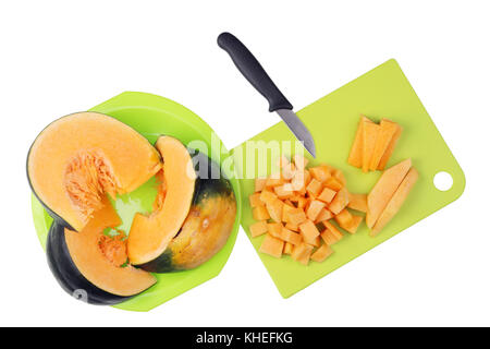 Pour cuisiner un délicieux potage de légumes potiron doit être hachée finement en petits cubes. isolated on white top view shot Banque D'Images