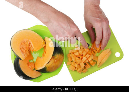Pour cuisiner un délicieux potage de légumes potiron doit être finement hachées en petits cubes et les mains d'un couteau bien aiguisé. isolated on white top view studio shot Banque D'Images