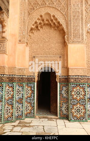 Une des entrées à l'intérieur de la madrasa ben Youssef à Marrakech avec carrelage et gravures détaillées Banque D'Images