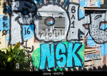 Graffiti avec des lettres et des chiffres dans une petite rue dans la région de Plaka à Athènes, Grèce Banque D'Images