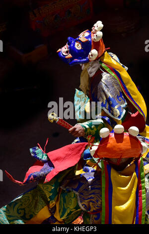 Moines tibétains en bleu, décoré avec des masques de mahakala imitations d'un petit crâne humain, en tenue rituelle colorés, effectuer la puja bouddhiste, vertical fra Banque D'Images