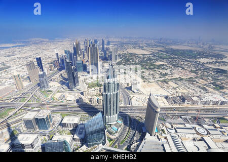 Dubai skyline à partir de ci-dessus. vue depuis le Burj Khalifa au centre-ville d'affaires de Dubaï. Banque D'Images