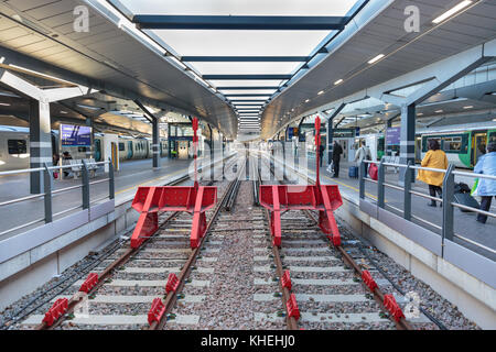 Plates-formes et voies avec arrêt tampon (stoplock) au terminus de la gare de London Bridge, Londres, Angleterre, Royaume-Uni Banque D'Images