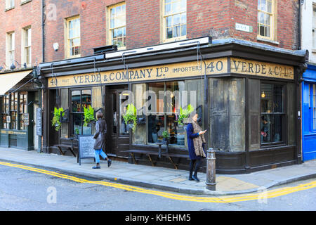 Les gens à pied passé Verde & Company old fashioned Georgean shop et restaurant façade dans Brushfield Street, près de l'historique marché de Spitalfields, à l'Est E Banque D'Images