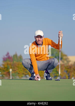 Le birdie putt, vérifier la ligne. Banque D'Images