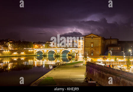 Orage vu au Pont Neuf et quai de la Bourse illuminée la nuit, Garonne, Saint Cyprien, Toulouse, Haute-Garonne, Occitanie, France Banque D'Images