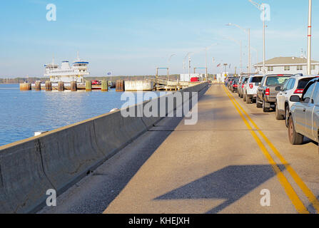 ÉCOSSE, VIRGINIE - 20 FÉVRIER 2017 : des voitures font la queue pour le Jamestown-Scotland Ferry entre Jamestown Island et Surrey en Virginie. C'est le sien Banque D'Images