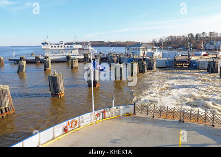 L'écosse, Virginie - 20 février 2017 : ferry laissant la Jamestown-Ecosse ferry docks sur sa course entre l'île de Jamestown et Surrey. cette hist Banque D'Images