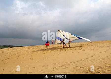 Nags Head, Caroline du Nord - le 29 juillet 2013 : élève prépare à décoller avec un instructeur de la Kitty Hawk kites hang gliding school sur le sable du Banque D'Images