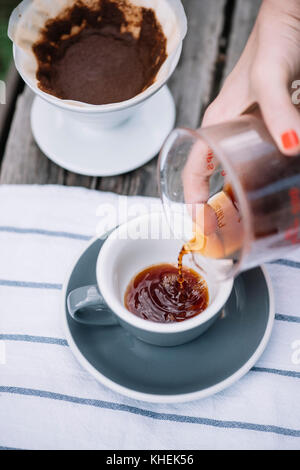 Délicieux fraîchement préparée et verser sur le tout et verser dans le café tasse à café en porcelaine Banque D'Images