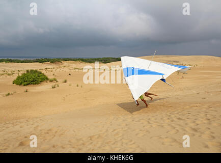 Nags Head, Caroline du Nord - le 29 juillet 2013 : élève décolle avec un instructeur de la Kitty Hawk kites hang gliding school sur les dunes de sable de jock Banque D'Images