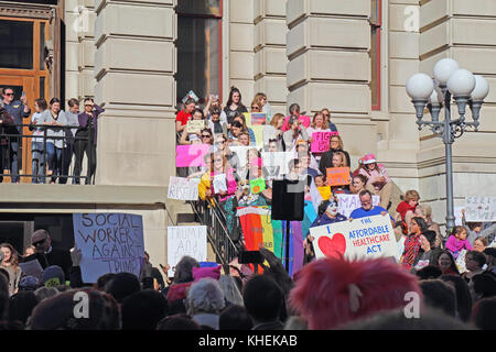 LAFAYETTE, INDIANA - 21 JANVIER 2017 : manifestants pacifiques lors de la marche anti-Trump WomenÕs sur les marches du palais de justice du comté de Tippecanoe. Proche Banque D'Images