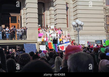 LAFAYETTE, INDIANA - 21 JANVIER 2017 : manifestants pacifiques lors de la marche anti-Trump WomenÕs sur les marches du palais de justice du comté de Tippecanoe. Proche Banque D'Images