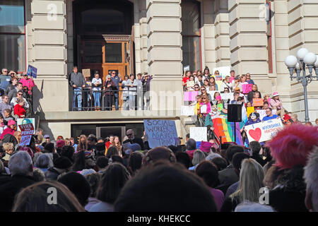 LAFAYETTE, INDIANA - 21 JANVIER 2017 : manifestants pacifiques lors de la marche anti-Trump WomenÕs sur les marches du palais de justice du comté de Tippecanoe. Proche Banque D'Images