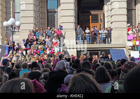 LAFAYETTE, INDIANA - 21 JANVIER 2017 : manifestants pacifiques lors de la marche anti-Trump WomenÕs sur les marches du palais de justice du comté de Tippecanoe. Proche Banque D'Images