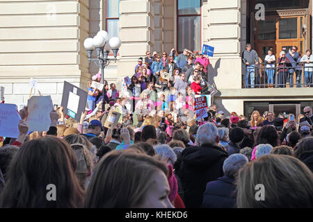 LAFAYETTE, INDIANA - 21 JANVIER 2017 : manifestants pacifiques lors de la marche anti-Trump WomenÕs sur les marches du palais de justice du comté de Tippecanoe. Proche Banque D'Images
