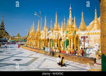 Yangon, Myanmar-mars 2, 2017 : les bouddhistes sont prier à la pagode Shwedagon paya le 2 mars 2017 à Yangon myanmar. (Burama) Banque D'Images