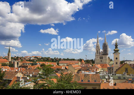 Cathédrale de Zagreb et l'église St Catherine, vue panoramique à partir de la ville haute Banque D'Images