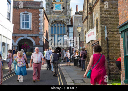 Les touristes, les visiteurs à Lion Street à Rye, East Sussex, UK Banque D'Images