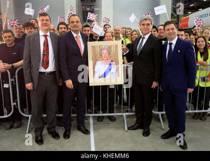 (De gauche à droite) Clark MacFarlane PDG de Siemens Gamesa, Markus tache PDG de Siemens Gamesa Global, Joe Kaeser PDG de Siemens Gamesa UK et Juergen Maier PDG de Siemens PLC avec une photographie signée de la reine Elizabeth II de Grande-Bretagne après sa visite à l'usine de pales d'éoliennes Siemens Gamesa Renewable Energy à Hull, lors de sa visite dans la ville pour marquer son année de la culture britannique. Banque D'Images