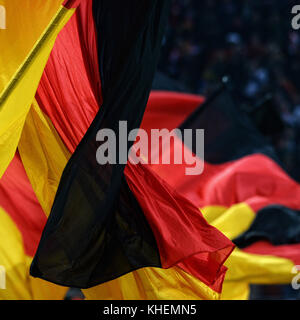 Match amical entre l'Allemagne et la france, Rhein Energie Stadium cologne ; drapeaux allemands Banque D'Images