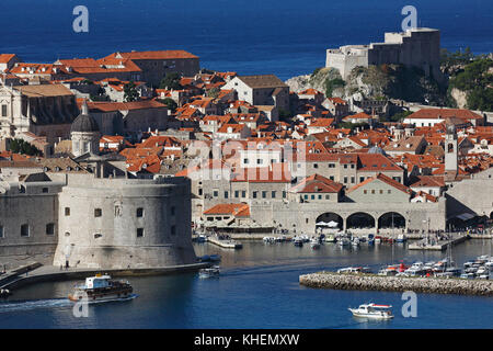 Vieille ville historique de Dubrovnik avec remparts, fortifications et port, Dalmatie, Croatie Banque D'Images