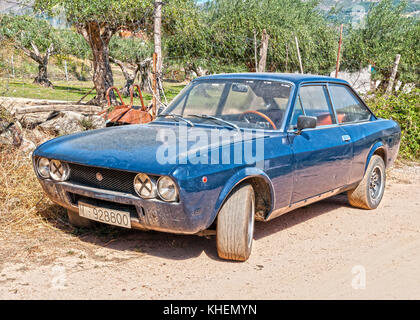 Seat 124 sport. Las Navas del Marqués. Barranco de las Cinco Villas. Valle del Tiétar. Provincia de Ávila. Castilla León. España Banque D'Images